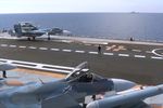Истребитель Су-33 перед взлетом с палубы крейсера «Адмирал Кузнецов» у берегов Сирии в Средиземном море. Крейсер «Адмирал Кузнецов» и СКР «Адмирал Григорович» впервые задействованы в операции в Сирии