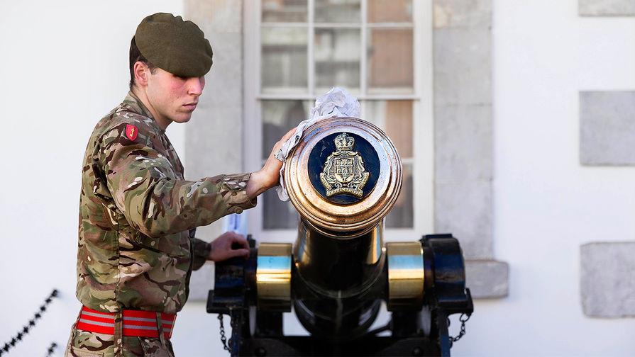 Солдат и декоративное орудие возле правительственного здания в Гибралтаре, февраль 2017 года