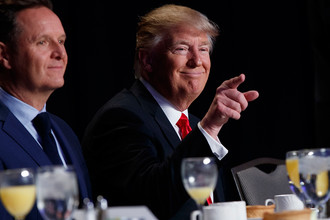 Президент США Дональд Трамп во время Национального молитвенного завтрака в Вашингтоне, февраль 2017 года