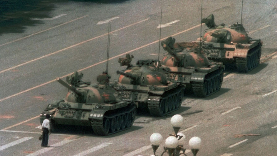 Мужчина стоит один, чтобы заблокировать линию танков, направляющихся на&nbsp;восток на&nbsp;бул. Канган в&nbsp;Пекине