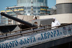 Военнослужащий во время дезинфекции крейсера «Аврора» в Санкт-Петербурге, 2 июня 2020 года