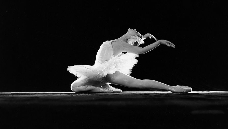 Майя Плисецкая в «Умирающем лебеде» на музыку Камиля Сен-Санса на сцене Большого театра, 1966 год