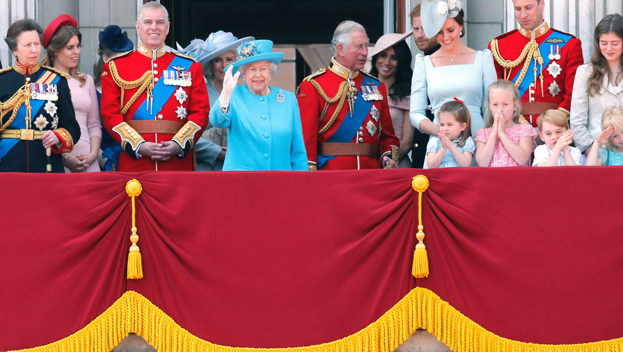 Telegraph: родственники будут сопровождать Елизавету II в поездках из-за "угрозы ее здоровью"