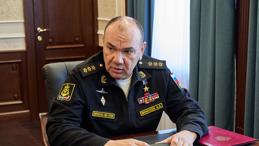 Командующий Северным флотом поздравил с Новым годом моряков в дальних походах