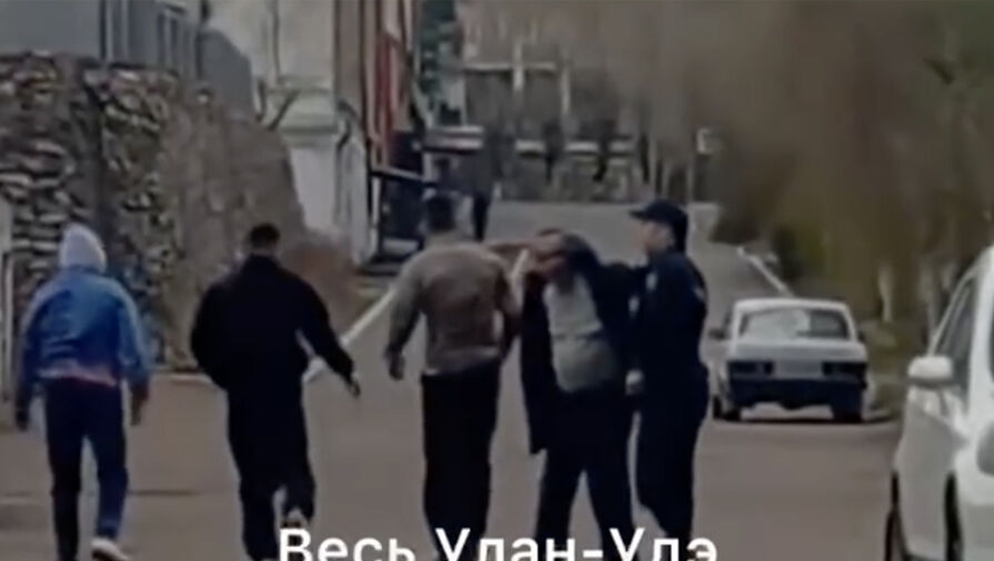 В Улан-Удэ мужчина пытался задавить прохожих на машине и бросился на них с ножом
