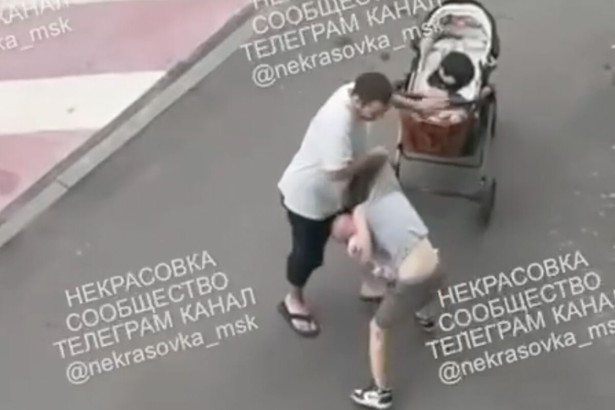 В Ташкенте мужчина на улице ударил свою жену — видео