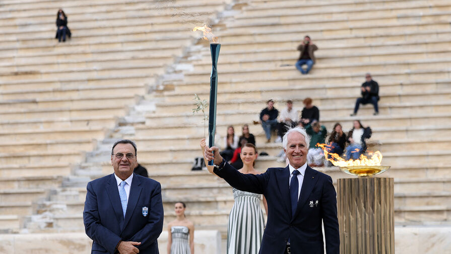 Олимпийский огонь зимних Игр 2026 года передали Италии