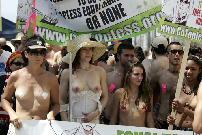 Клод Ворлион, основатель GoTopless.org, считает, что права мужчин и женщин должны быть равными: либо женщины обнажают свою грудь, либо мужчины стыдливо прикрывают свою. 