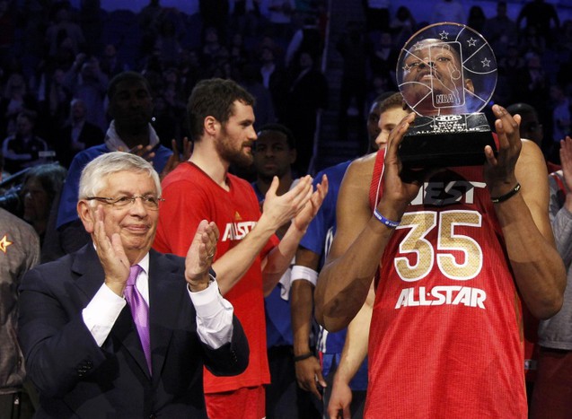 MVP матча Кевин Дюрант (№35) и комиссионер НБА Дэвид Стерн