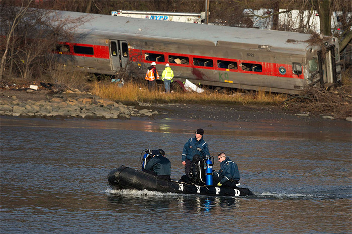 Спасатели работают на&nbsp;месте крушения поезда