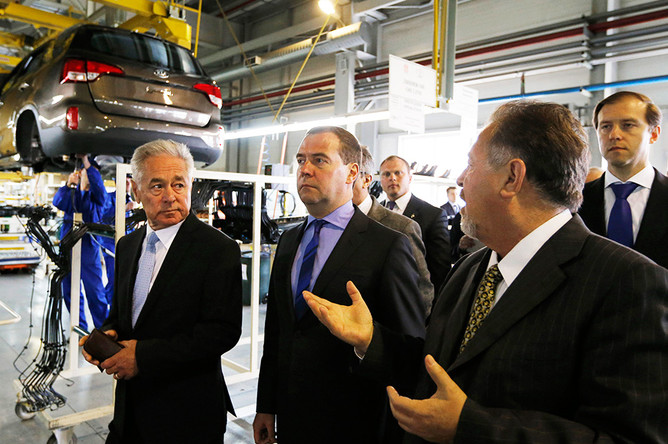 Дмитрий Медведев во время посещения предприятия по производству автомобилей «Автотор»