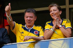 Президент Колумбии Хуан Мануэль Сантос и его супруга наблюдают за ходом матча между сборными Колумбии и Кот-д'Ивуара