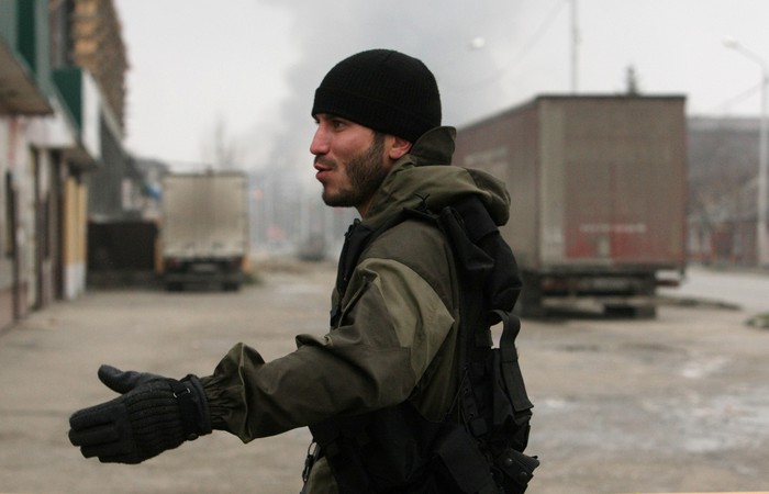 Военнослужащий подразделения специального назначения МВД Чеченской Республики во время проведения спецоперации по&nbsp;обезвреживанию боевиков незаконного вооруженного формирования в&nbsp;Грозном