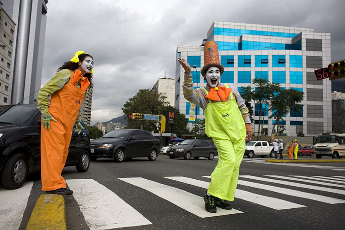 Клоуны в Боготе заменили дорожную полицию, и нарушений стало меньше