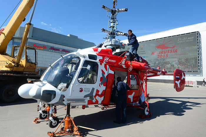 Рабочие монтируют вертолет КА-226Т, прибывший для участия в выставке HeliRussia 2015, на стоянке перед выставочным центром «Крокус Экспо»