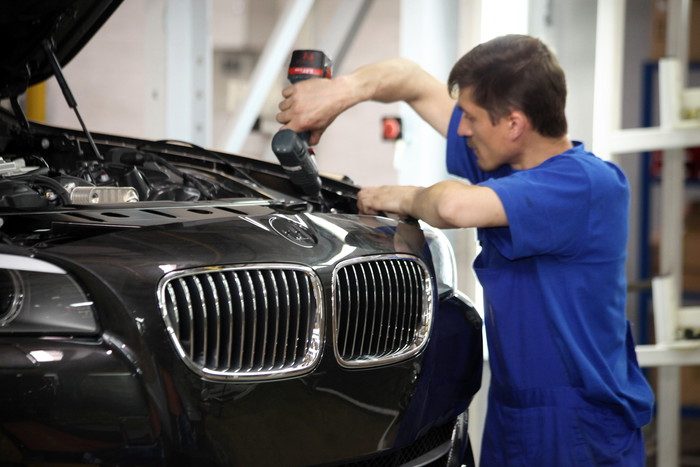 Сборка автомобиля BMW на конвейере завода «Автотор»