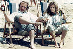 Фил Коллинз и актриса Джули Уолтерс на пляже в Каннах, 1987 год