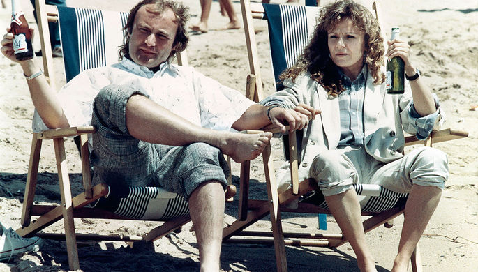 Фил Коллинз и актриса Джули Уолтерс на пляже в Каннах, 1987 год