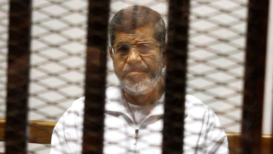 Экс-президент Египта Мухаммед Мурси в зале суда