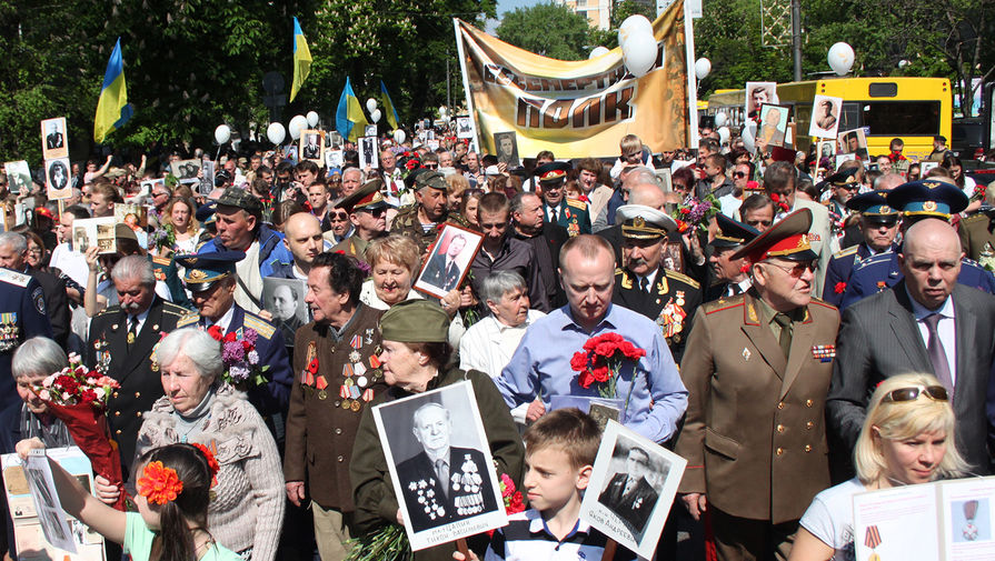 Участники акции памяти &laquo;Бессмертный полк&raquo; во время шествия в&nbsp;День 71-й годовщины Победы над&nbsp;нацизмом
