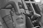 Эрнст Неизвестный за работой над трехметровой копией памятника жертвам сталинских репрессий, 1990 год