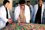 Ким Чен Ир во время посещения фабрики жвачки в Пхеньяне, 2009 год