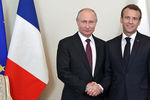 Президент России Владимир Путин и президент Франции Эмманюэль Макрон во время встречи в Константиновском дворце на полях Петербургского международного экономического форума, 24 мая 2018 года