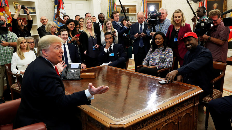 Рэпер Канье Уэст во время встречи с президентом США Дональдом Трампом в Белом доме, 11 октября 2018 года