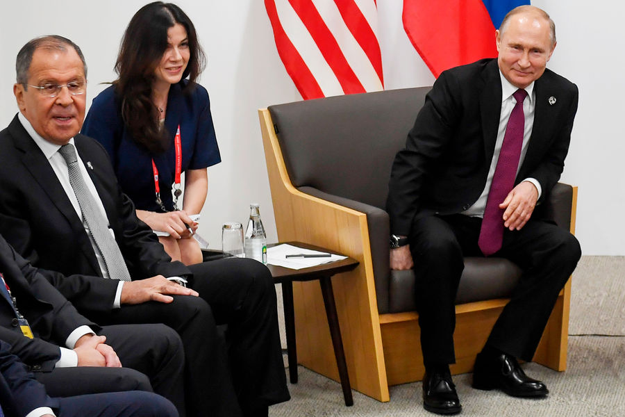 Владимир Путин и переводчица (слева) во время встречи с Дональдом Трампом на полях саммита «Группы двадцати» в Осаке, 2019 год