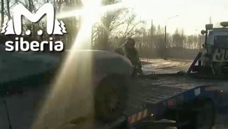 В Омске инспекторы ДПС эвакуировали машину и дали замерзающему водителю 30 руб. на проезд