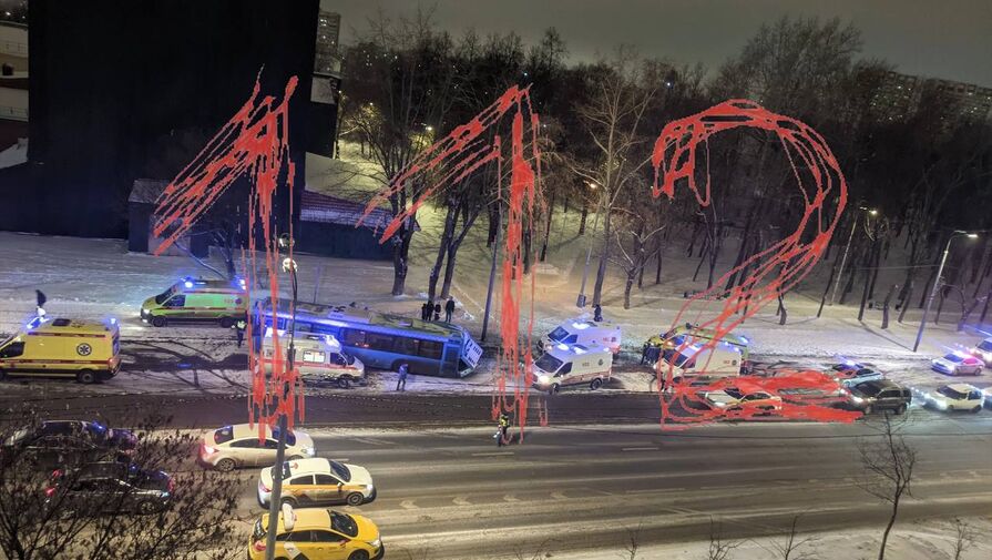 Автобус наехал на мачту освещения на юго-востоке Москвы