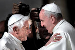 Папа Римский Франциск и папа Римский Бенедикт XVI после мессы площади Святого Петра в Ватикане, 2014 год