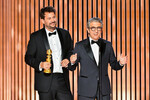 Режиссер Сантьяго Митре и актер Рикардо Дарин получают «Золотой глобус» за фильм «Аргентина, 1985», победивший в номинации «Лучший фильм на иностранном языке» 