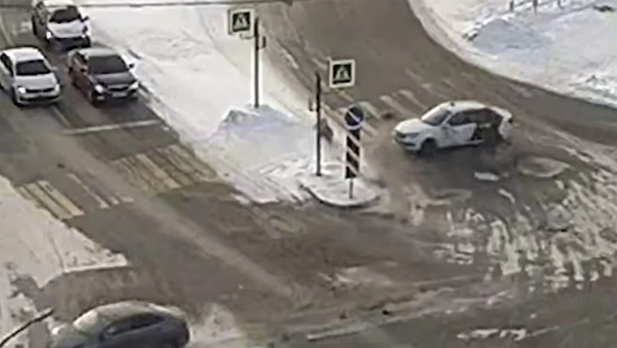 Пассажир на скорости вылетел из попавшего в аварию такси в Челябинске