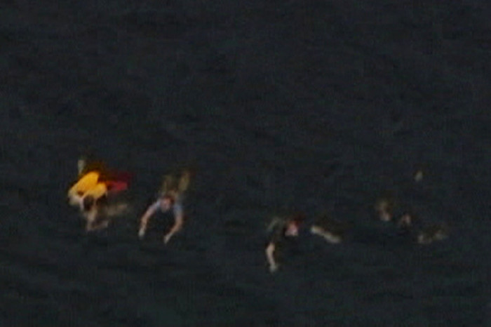 Молодые люди спасаются с&nbsp;острова Утойа. Полиция опасается, что некоторые из&nbsp;них могли утонуть. Кадр из&nbsp;видеозаписи.