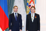 Дмитрий Медведев и певец Эдуард Хиль, награжденный орденом «За заслуги перед Отечеством» IV степени.