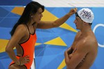 Мексиканская пловчиха Мария Фернандес Гонсалес общается с американцем Райаном Лохте