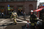 Сотрудники пожарной службы МЧС ну станции «Охотный ряд» в центре Москвы