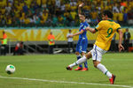 Фред ставит точку в матче, забив четвертый мяч сборной Бразилии.