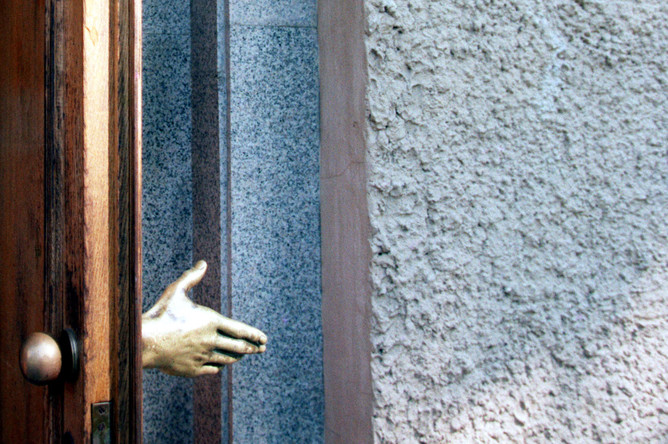 Ручка в виде протянутой для рукопожатия руки на двери ИД «Коммерсантъ»