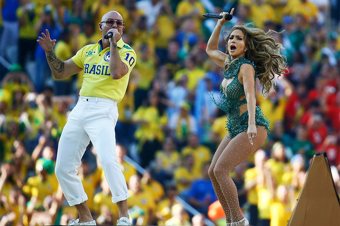 Дженнифер Лопес и Pitbull во время выступления на&nbsp;церемонии открытия чемпионата мира по&nbsp;футболу в&nbsp;Бразилии, 2014&nbsp;год