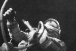 Перед посадкой отказала автоматическая система ориентации. Беляев вручную сориентировал корабль и включил тормозной двигатель. В результате «Восход» совершил посадку в нерасчётном районе в 180 км севернее города Перми. За успешное осуществление полёта и проявленные при этом мужество и героизм Алексею Леонову 23 марта 1965 года было присвоено звание Героя Советского Союза с вручением ордена Ленина и медали «Золотая Звезда»