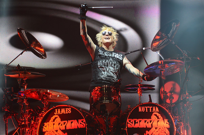 Музыкант группы Scorpions Джеймс Коттак выступает на&nbsp;концерте в&nbsp;Москве