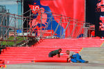 Рабочие укладывают «красную дорожку» во время подготовки к 37-му Московскому международному кинофестивалю в Москве