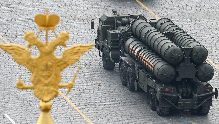 Зенитная ракетная система С-400 «Триумф» во время генеральной репетиции военного парада в честь Дня Победы на Красной площади в Москве