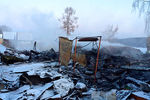 Последствия пожара в многоквартирном деревянном доме поселка Песочное в Ярославской области