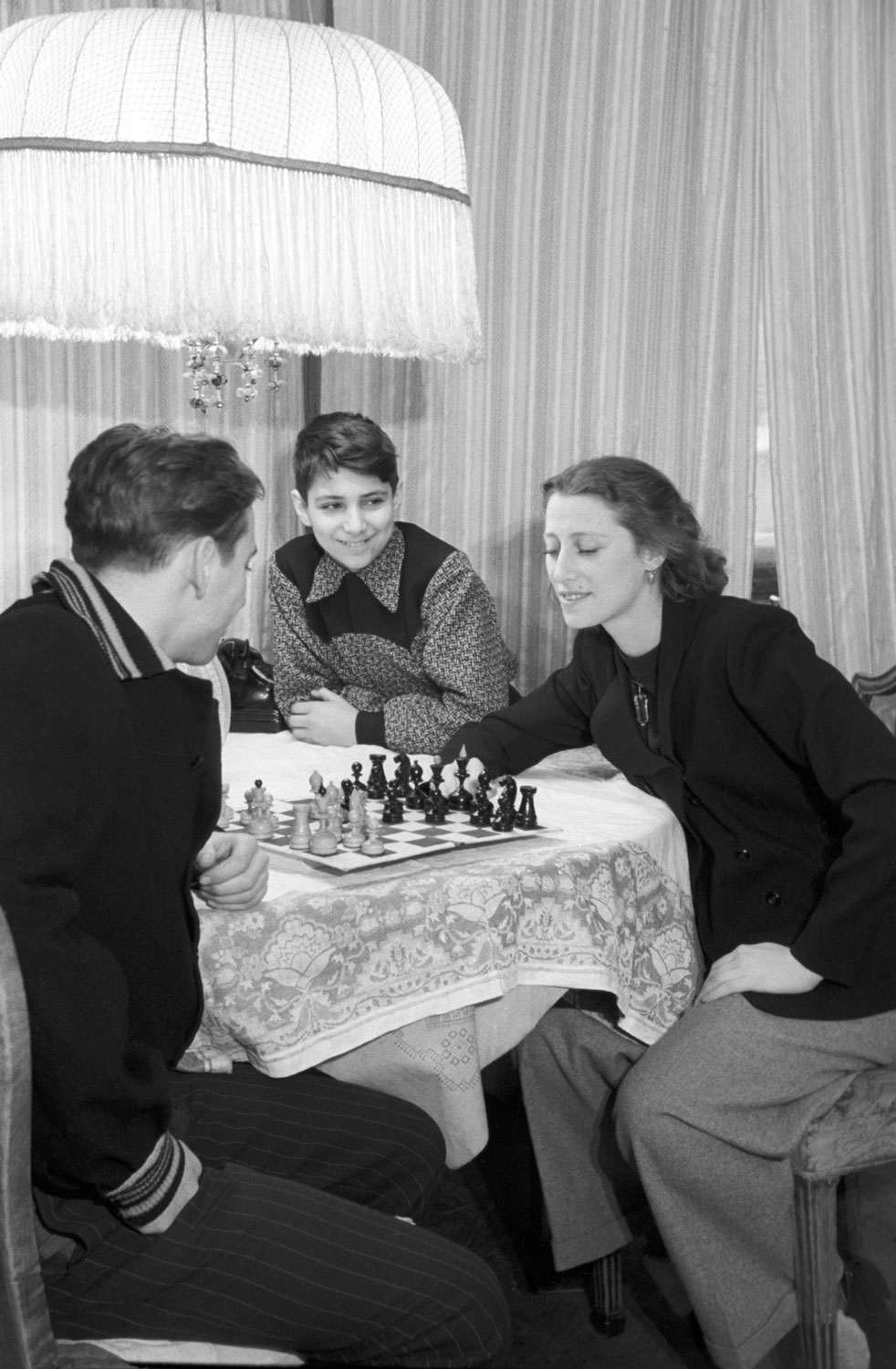 Балерина Майя Плисецкая с братьями Александром (слева) и Борисом играют в шахматы, 1950 год