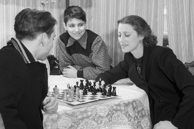 Балерина Майя Плисецкая с братьями Александром (слева) и Борисом играют в шахматы, 1950 год