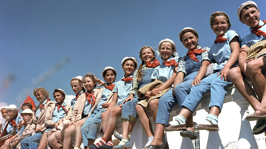 Школьники, отдыхающие во Всесоюзном пионерском лагере имени В.И.Ленина &laquo;Артек&raquo;, 1&nbsp;августа 1963&nbsp;года