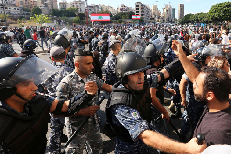 Ливанские силовики после столкновений между участниками антиправительственных акций и сторонниками шиитских движений «Амаль» и «Хезболла» в центре Бейрута, 29 октября 2019 года